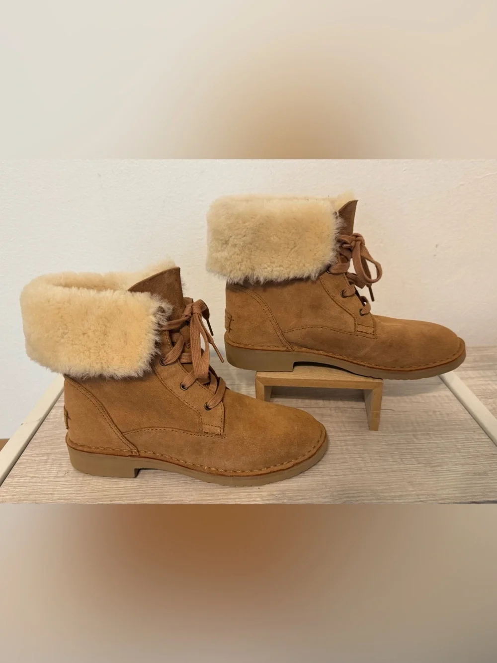 UGG WEYLYN LACE CHESTNUT SHEARLING CUFF ANKLE BOOTS WARM COZY WINTER SNOW SIZE 6